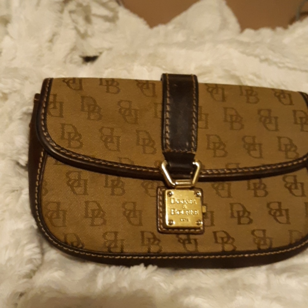 ✔DOONEY AND BOURKE Wristlet